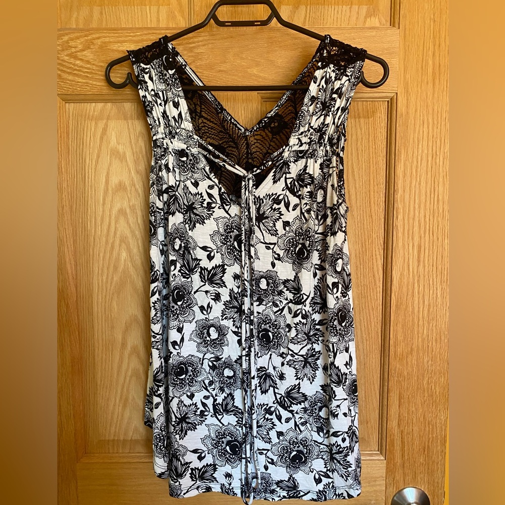 - Black+white flowy tank.